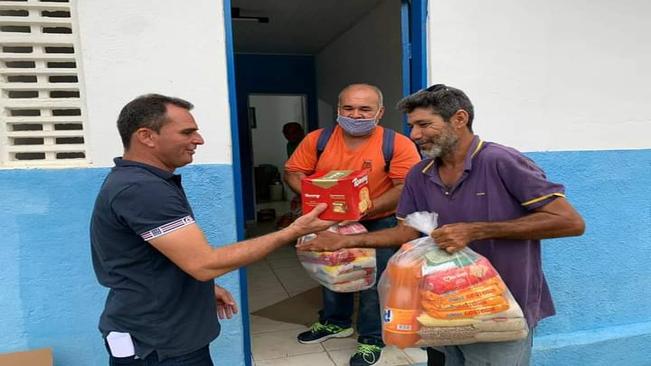 Secretaria de Infraestrutura de Uauá faz entrega de cestas básicas a funcionários e todos os garis do município