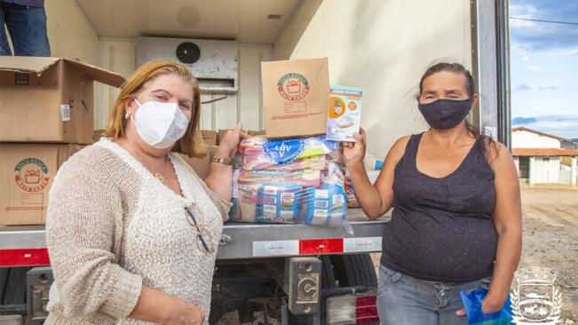 A ENTREGA DE CESTAS BÁSICAS, MATERIAL DE LIMPEZA E KIT DE MASCARAS DESCARTAVEIS, NÃO PARAM. LBV EM PARCERIA COM A SECRETARIA DE DESENVOLVIMENTO SOCIAL E COMBATE A POBREZA FORAM REALIZADAS NAS LOCALIDADES DE ARRAIAL E BENDEGÓ DA PEDRA