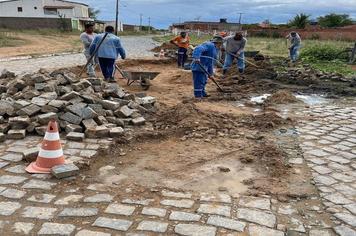 Secretaria de Infraestrutura de Uauá intensifica os trabalhos de requalificação e manutenção do calçamento em ruas da sede