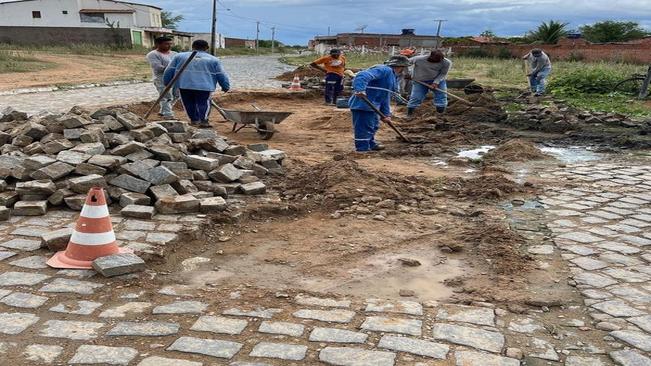 Secretaria de Infraestrutura de Uauá intensifica os trabalhos de requalificação e manutenção do calçamento em ruas da sede